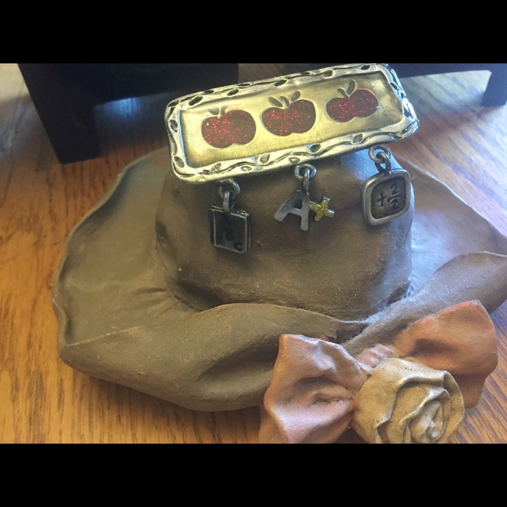 AUCTION PRICE BTQ👩🏻‍⚖️Vintage Pewter Red Enamel Apple Pin